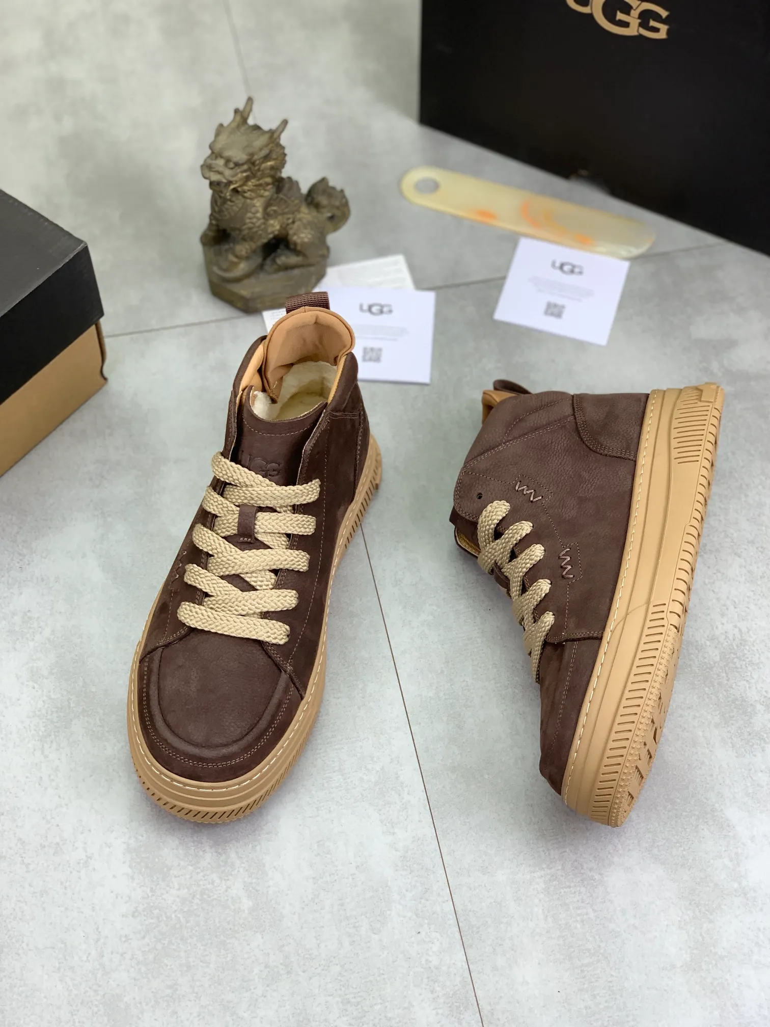Men's Men's Shoes P620 [New Style] 💰 🆘 "Real Wool" [UGG] 👉 Popular men's shoes official website synchronization 🔰 Genuine quality [proud] is not comparable to the imitations in the general market 🌀 The upper is imported Italian frosted cowhide, and the lining: foot pad 🅰️ grade 🐑 real wool 👻 Only Grade A can show the effect The hand feels smooth and delicate 🔱The shoe shape is grand, only genuine factories can achieve it 🎄The perfect toughness of the original outsole 👻⬛️ allows customers to bid farewell to one-time consumption. Real wool lining, super warm. 4⃣️Color options available Size: 38-44